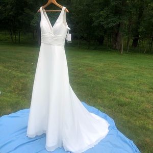 Gorgeous Pearl Wedding Dress - Never Worn